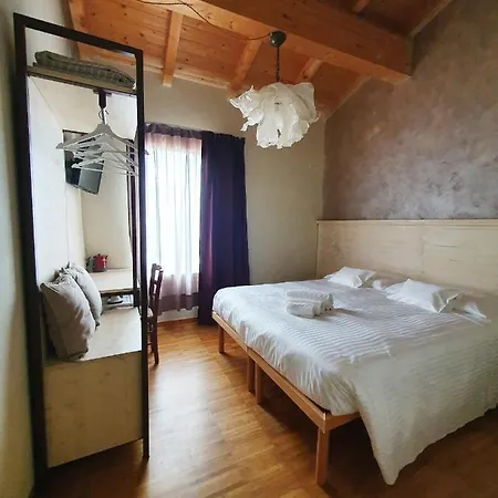 Osteria E Del Viaggiatore Pensionat Russi