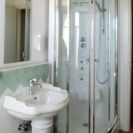 Osteria E Del Viaggiatore Pensionat Russi