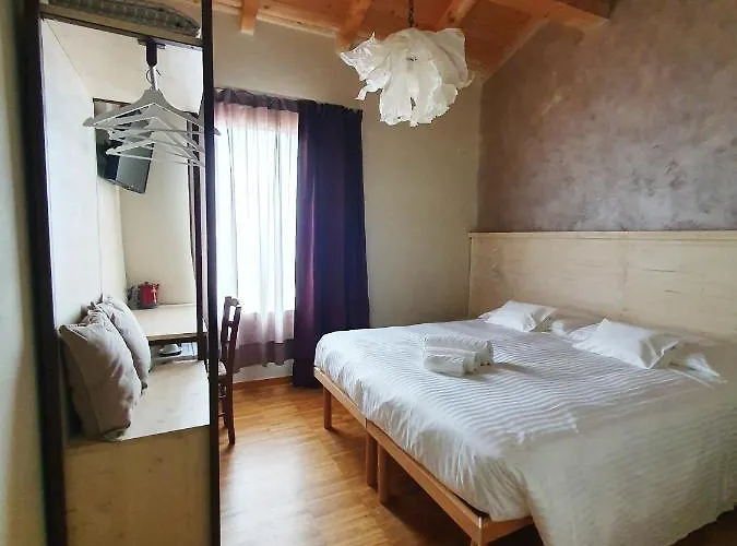 Osteria E Del Viaggiatore Gæstehus Russi