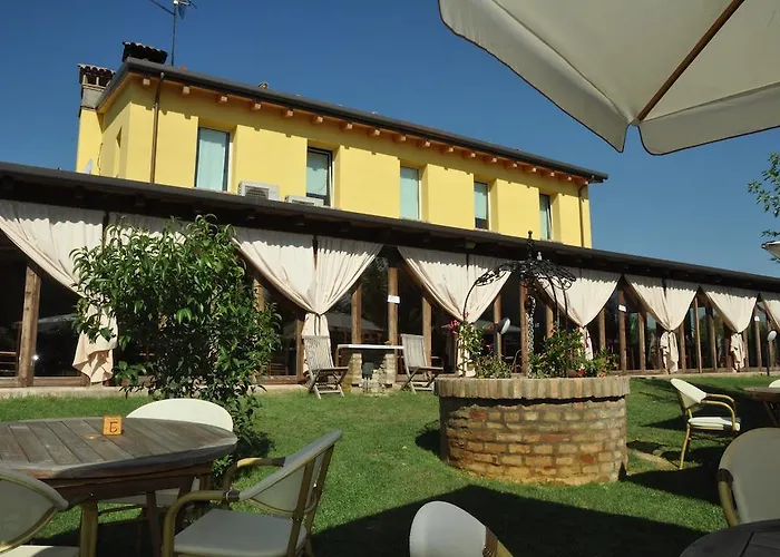 Gæstehus Osteria E Del Viaggiatore Russi